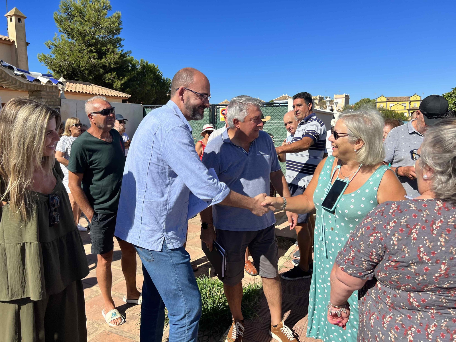 Entrega de las firmas al presidente del PP de Almonte, Miguel Ángel Jiménez.