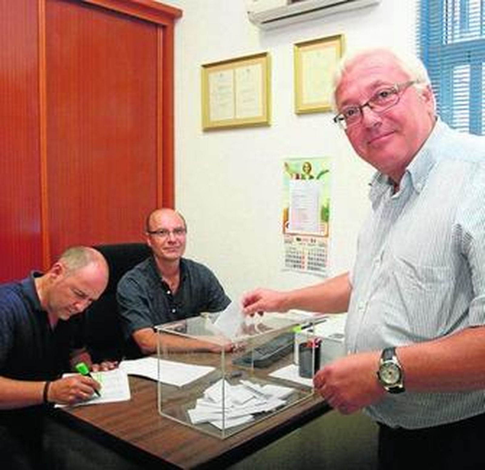 Votación realizada ayer tarde en la casa de hermandad.