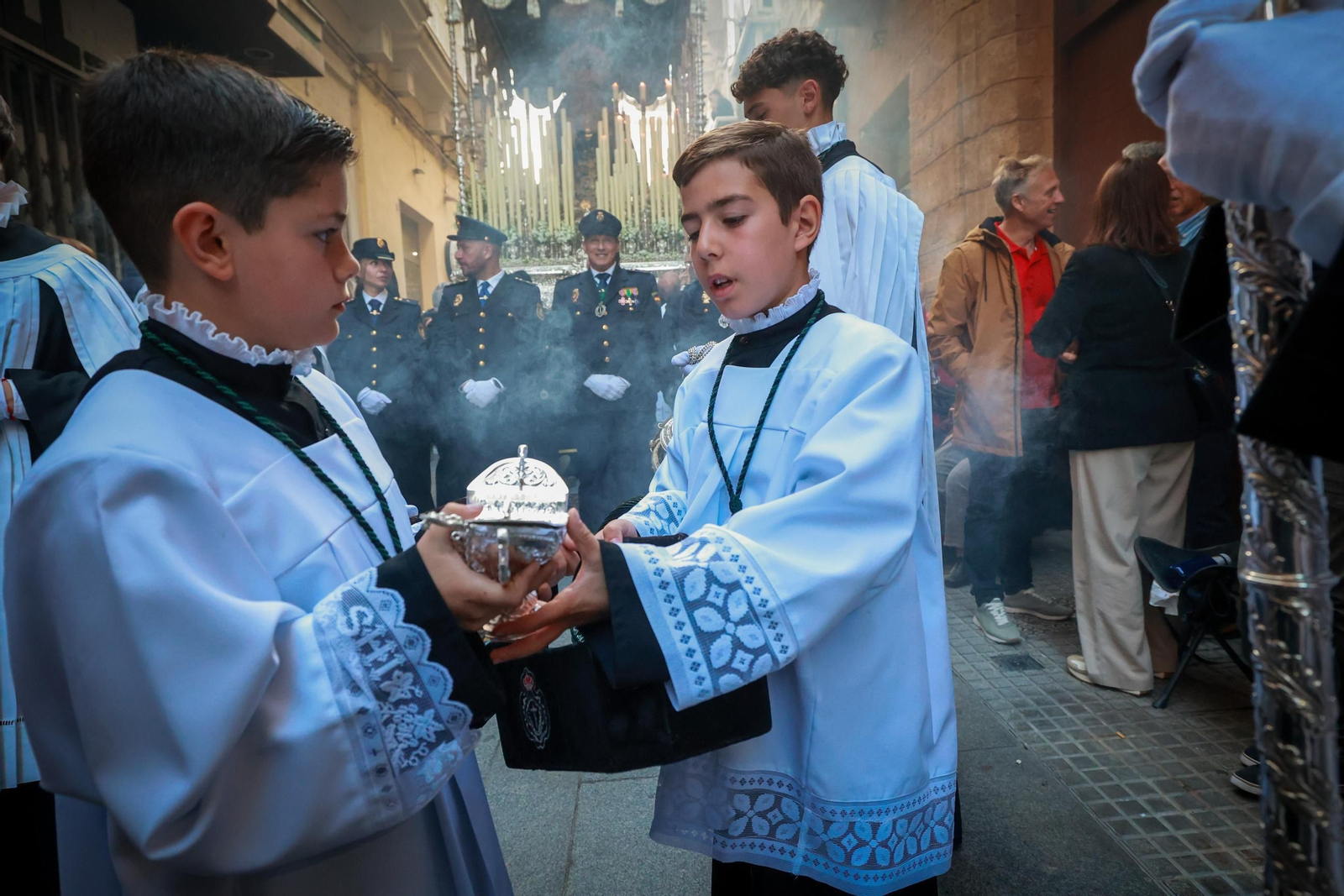 Imágenes de la salida de Vera Cruz en la Semana Santa de Cádiz 2025