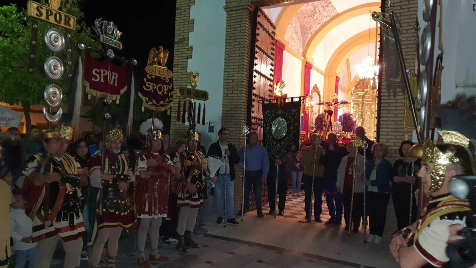 Lunes Santo en Castro del Río: La ofrenda floral de las escoltas romanas, en fotografías