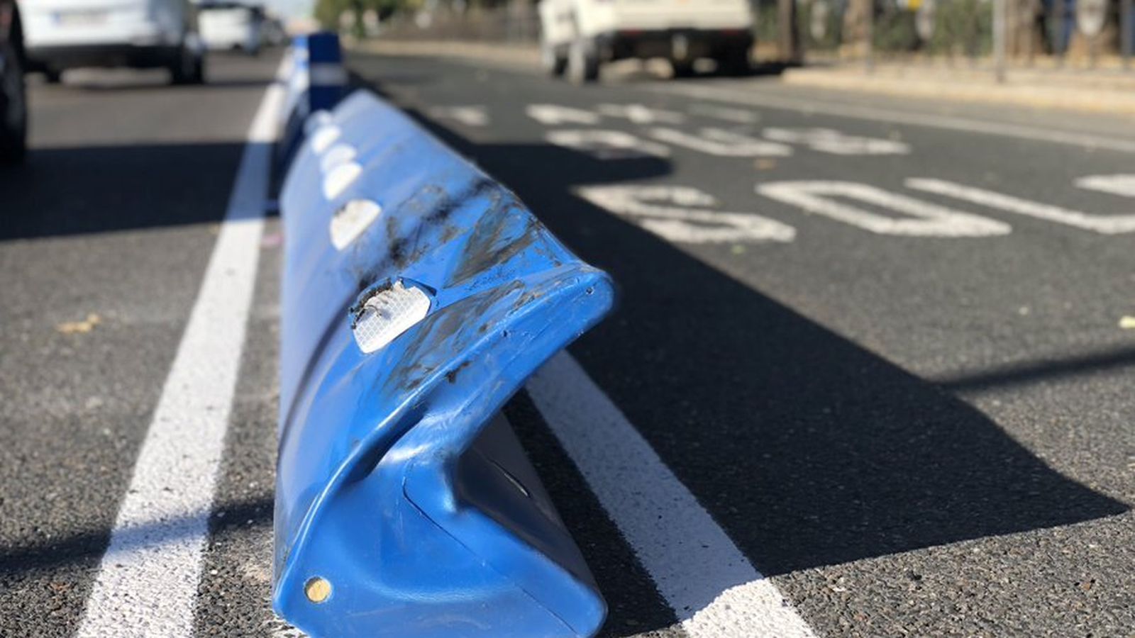 Una de las barreras nuevas, con signos de haber sufrido un golpe en el Paseo de Colón.