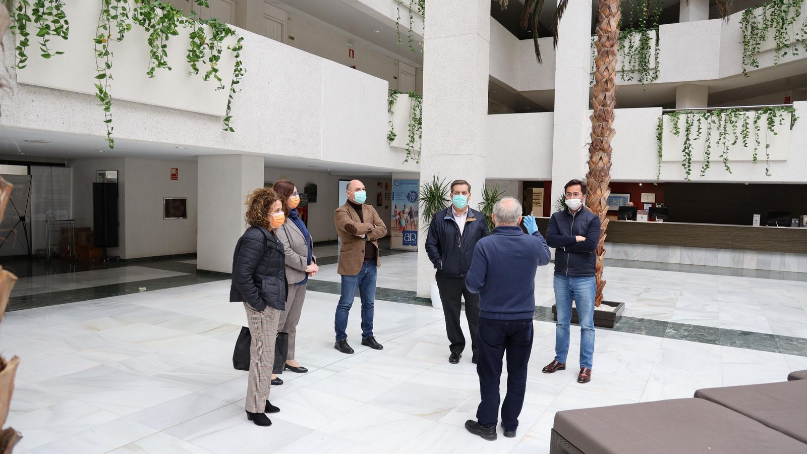 Encuentro en la entrada del hotel AR Almerimar.