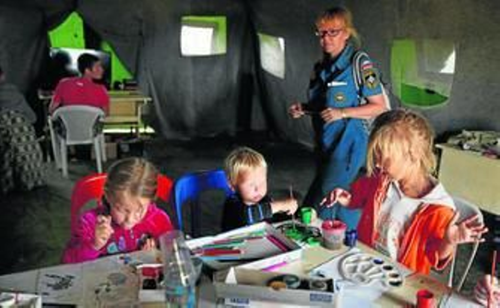 Unos niños refugiados ucranianos pintan en el interior de una tienda en un campo de refugiados a 10 km de la frontera entre Rusia y Ucrania en Izvarino.