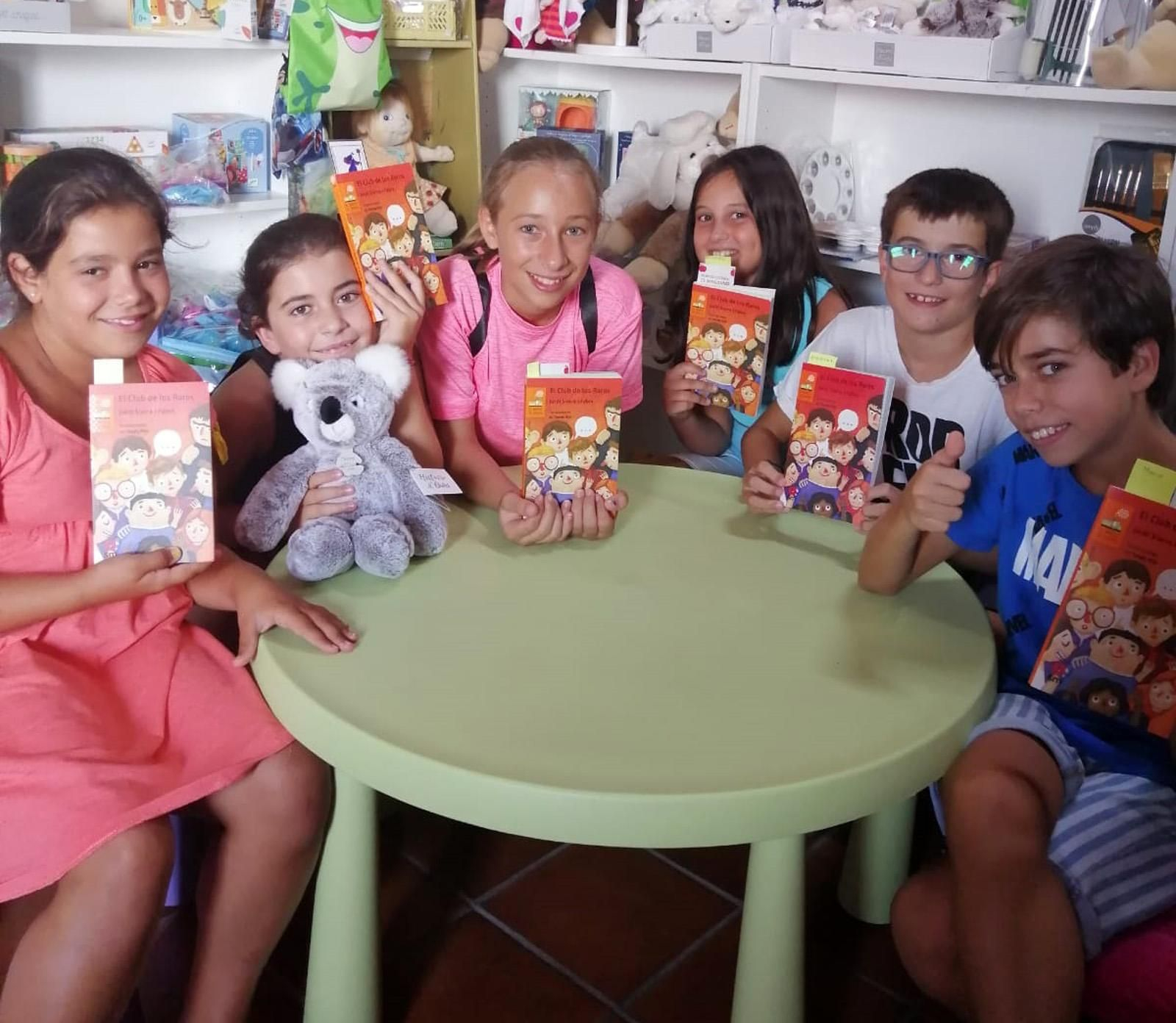Uno de los clubes de lectura para niños organizados por la librería Uno de los clubes de lectura para niños organizados por la librería