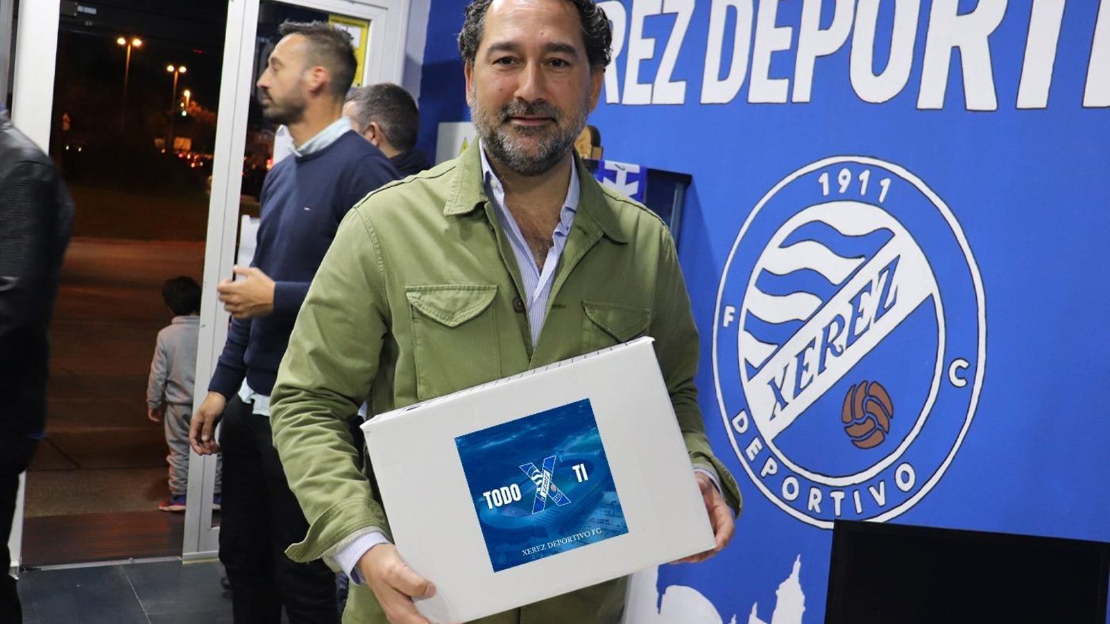 Paco González, sonriente con una de las cajas con los avales.