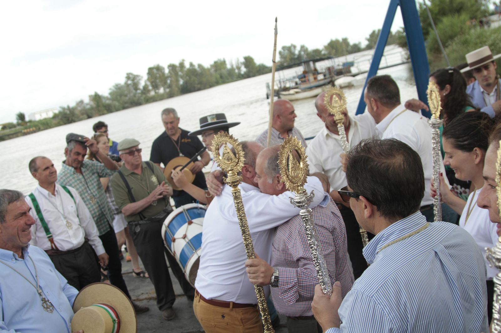 Hermandades cruzando el río Guadalquivir por Coria, en imágenes