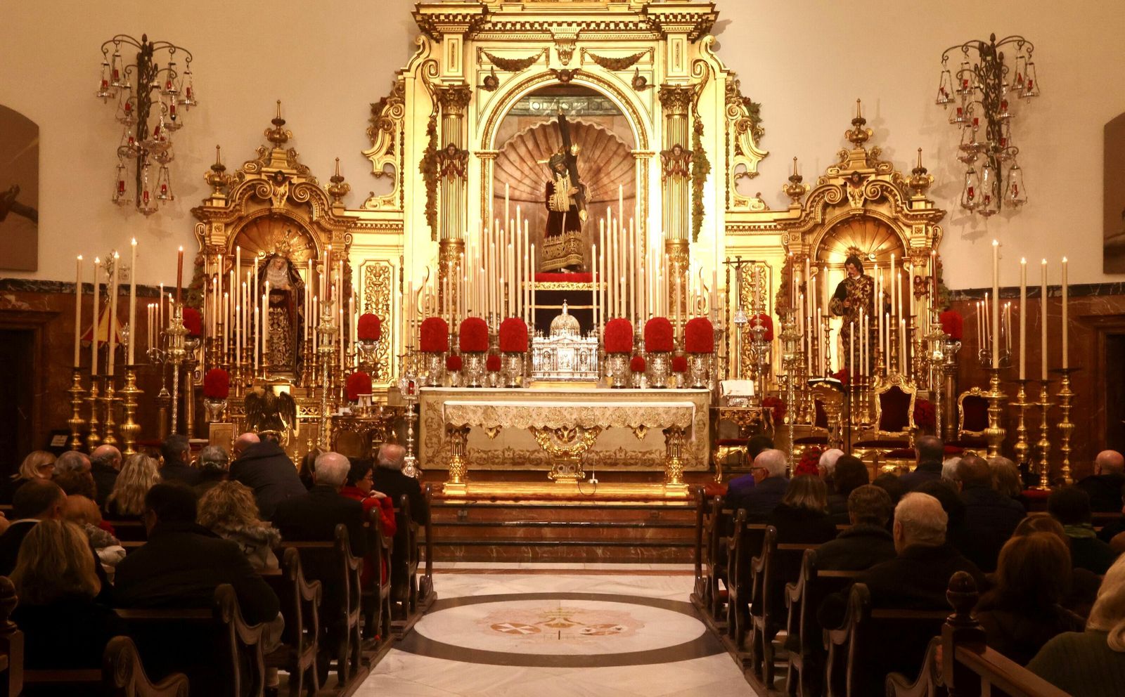La basílica del Gran Poder, repleta de fieles en el segundo día de quinario.