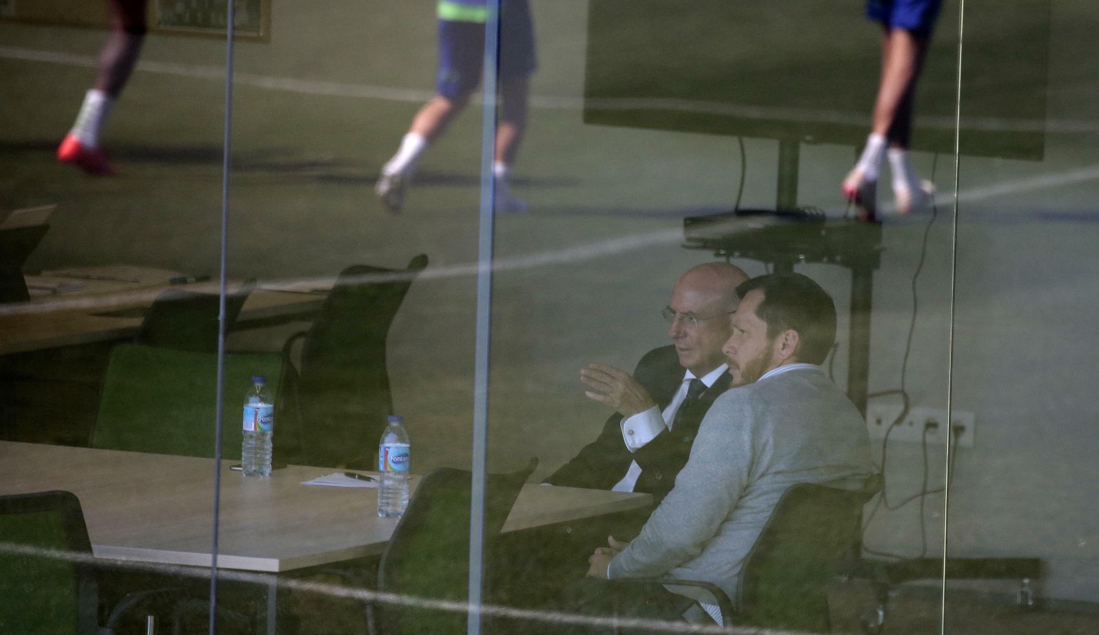 Lorenzo Serra Ferrer presencia el entrenamiento del Betis tras una cristalera.