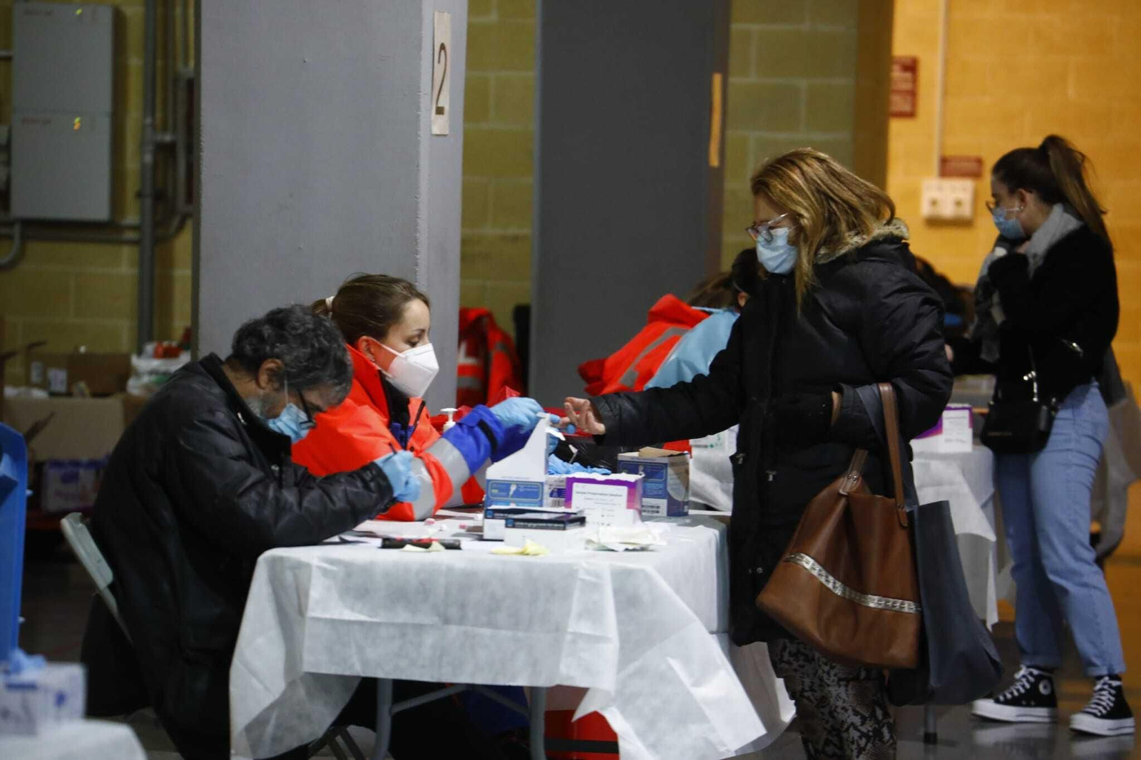 Varias personas se realizan un test de antígenos en Vista Alegre.