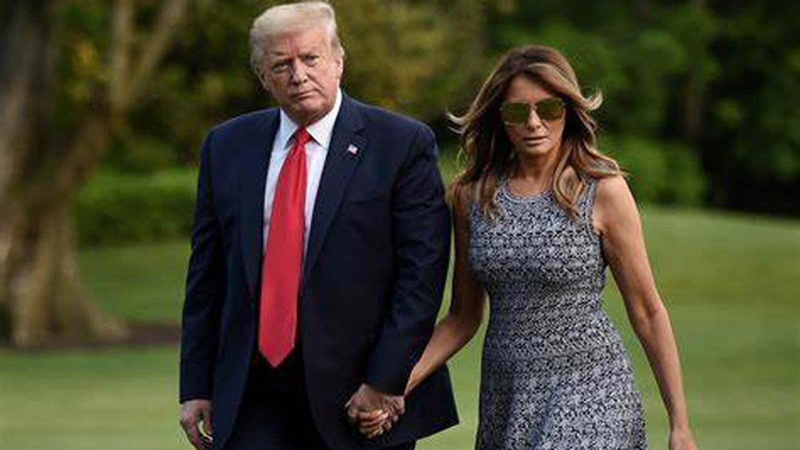 Melania, de la mano de su marido y ex presidente de Estados Unidos, Donald Trump.
