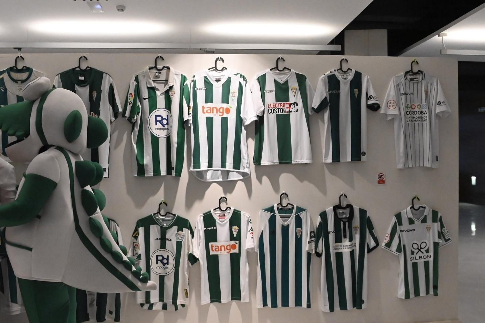 La exposición de camisetas históricas del Córdoba CF, en imágenes