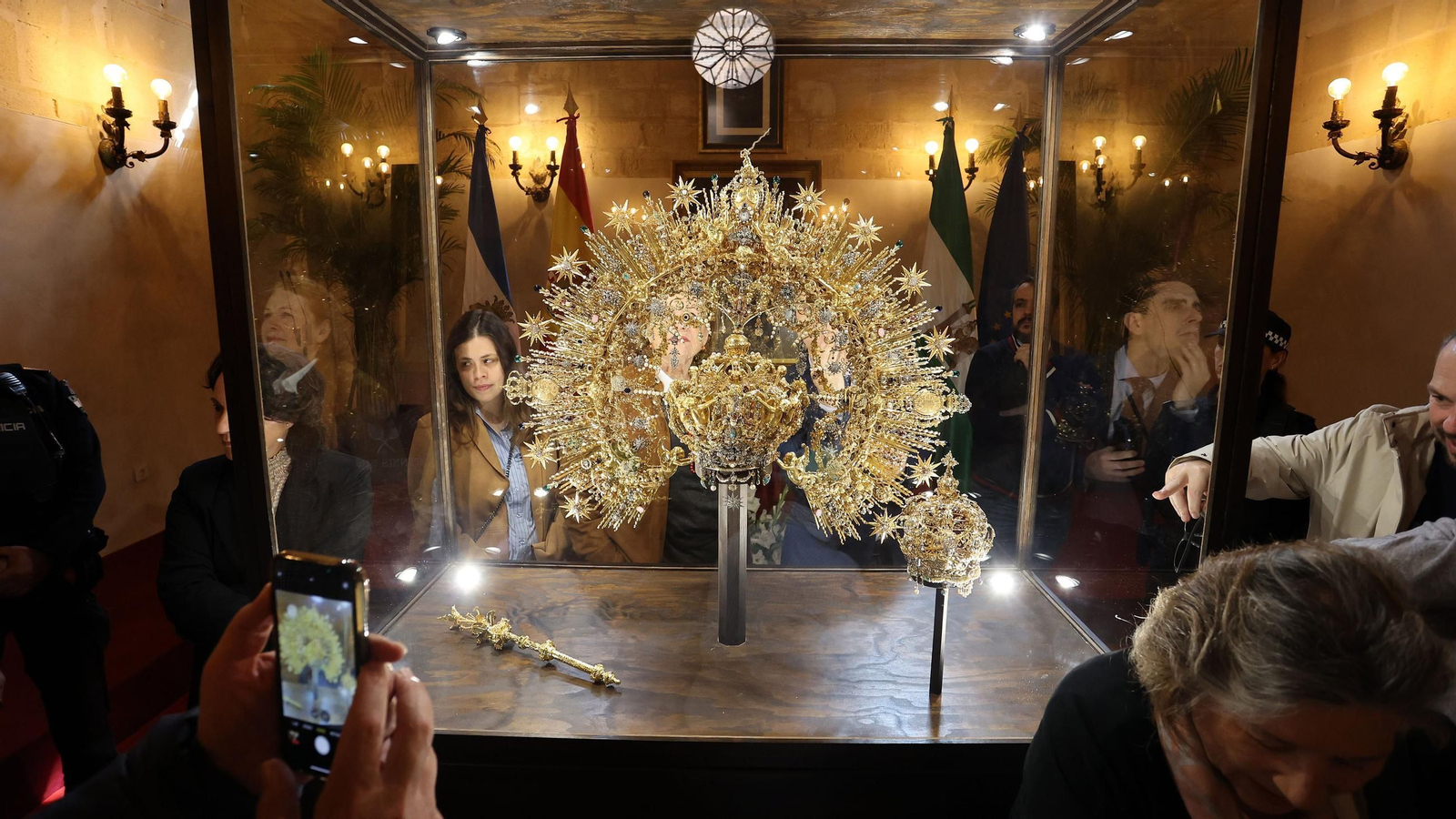 La Corona de la Virgen del Carmen en el Ayuntamiento de Jerez