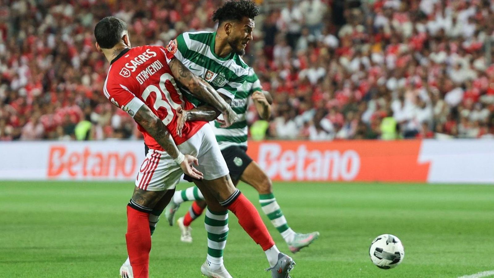 Nicolás Otamendi frena la progresión del delantero cafetero en esta final.