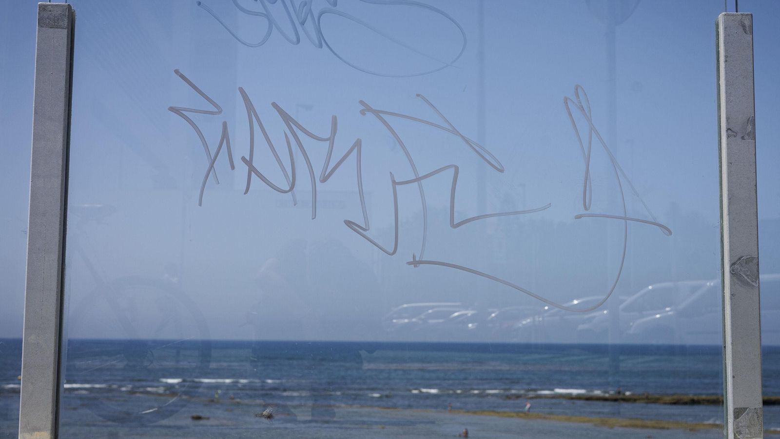 Uno de los cristales en los que aparece un grafiti.