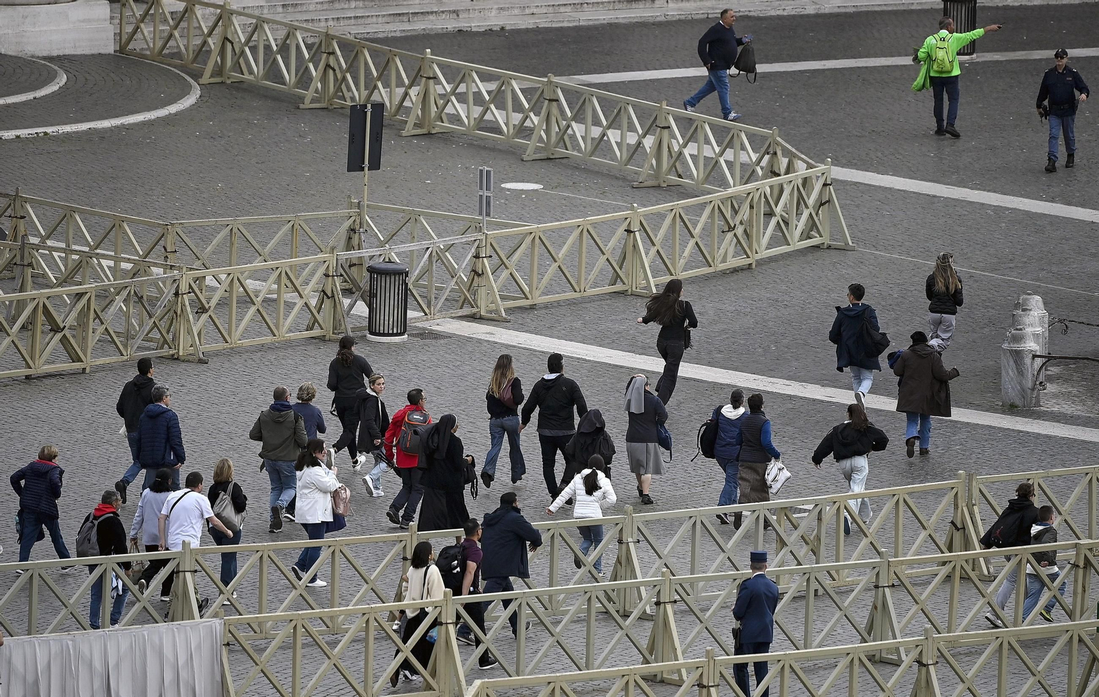 Las imágenes del traslado del féretro del papa Francisco a la Basílica de San Pedro en el Vaticano