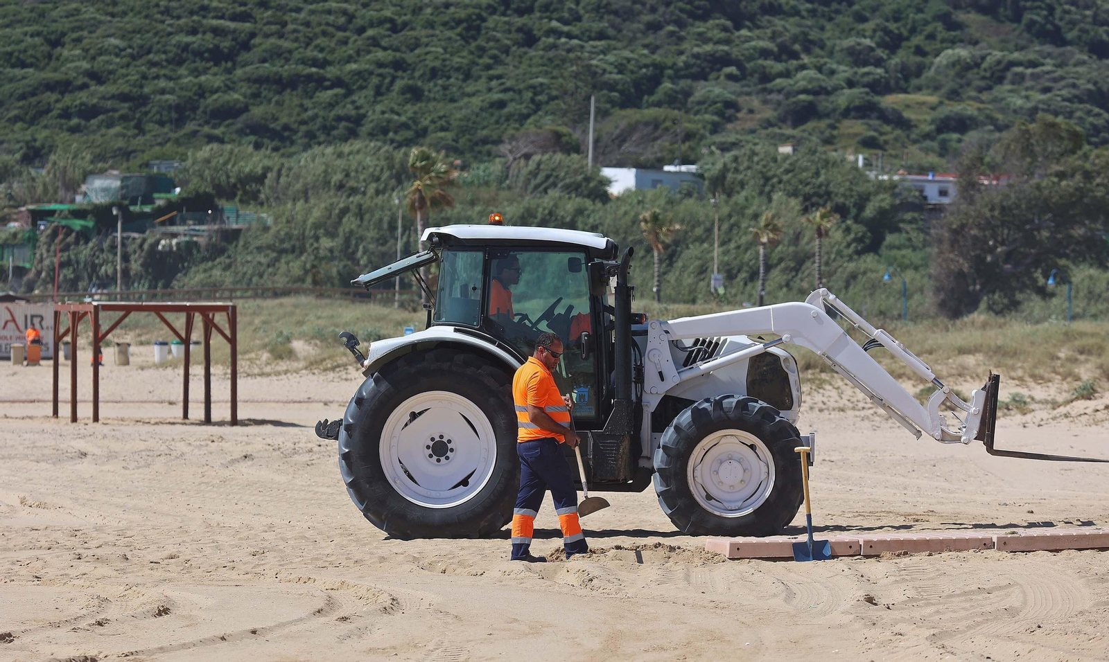 Imágenes de los preparativos para  la temporada de playas en Getares