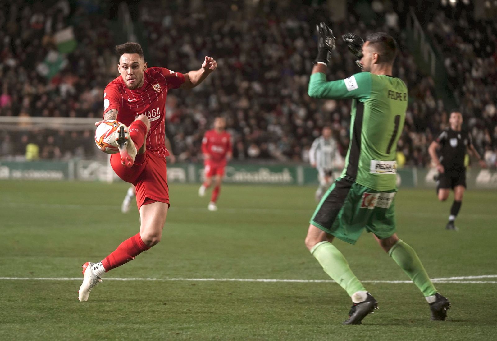 Ocampos toca levemente la pelota y burla la salida de Felipe Ramos para hacer el único gol.