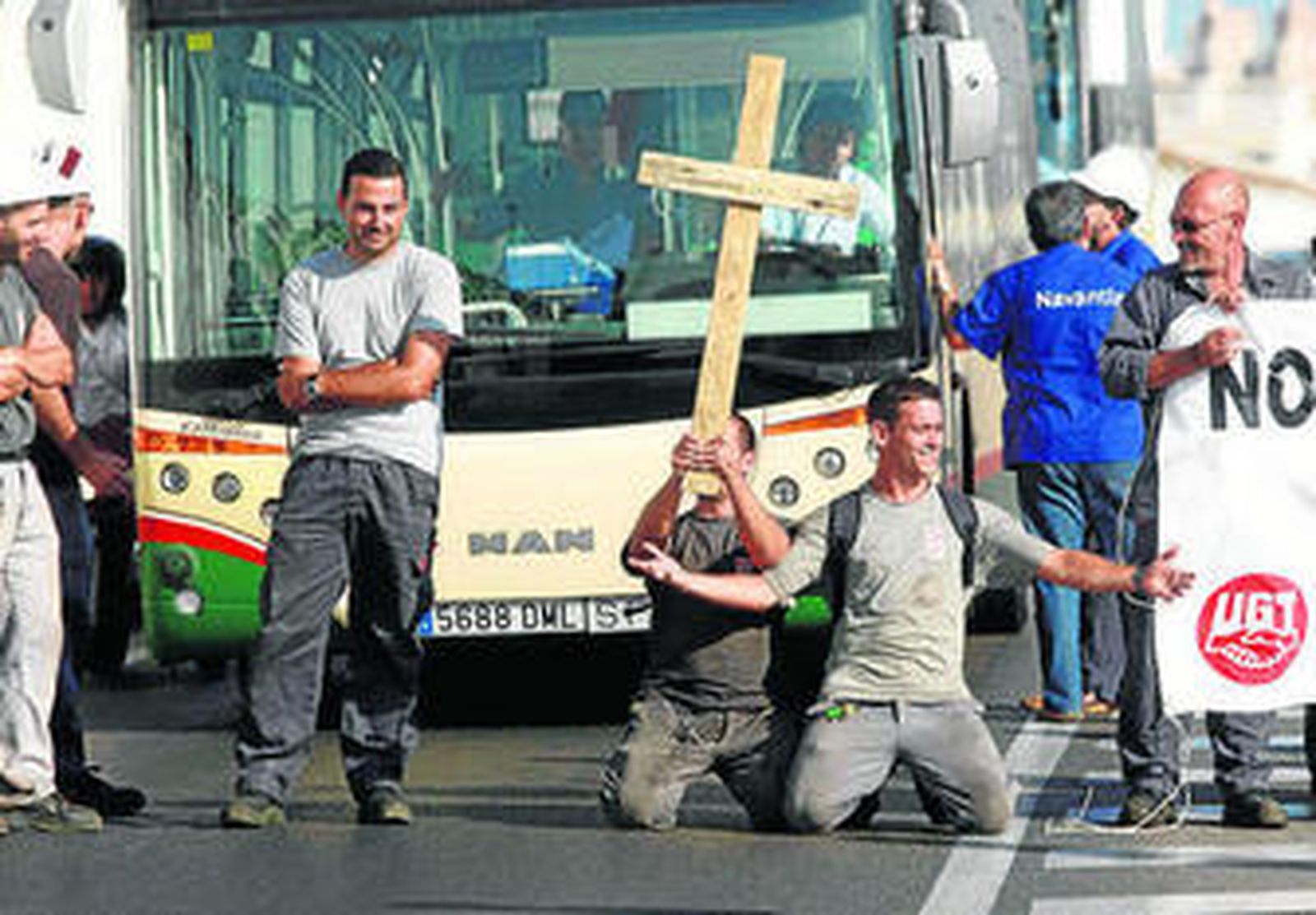 Los empleados de Maessa, durante la protesta de ayer en Cádiz capital.