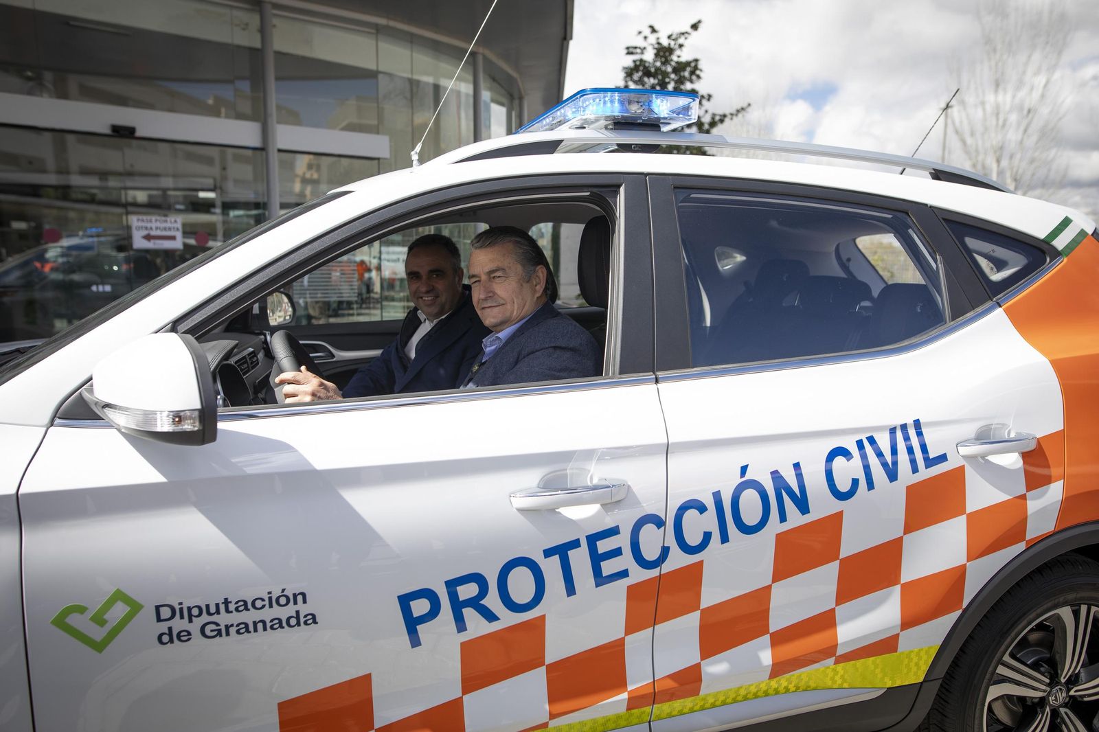 El consejero de Presidencia y el presidente de la Diputación, en uno de los vehículos entregados.