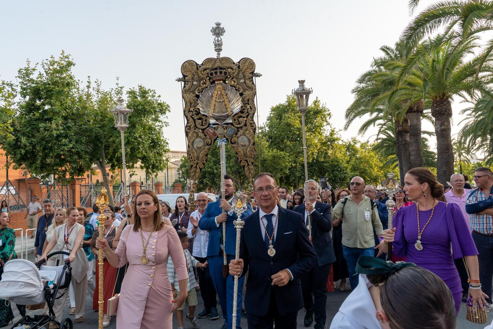 Imágenes del Rosario Jubilar rociero celebrado por las 25 hermandades filiales de la Matriz de Almonte en La Merced