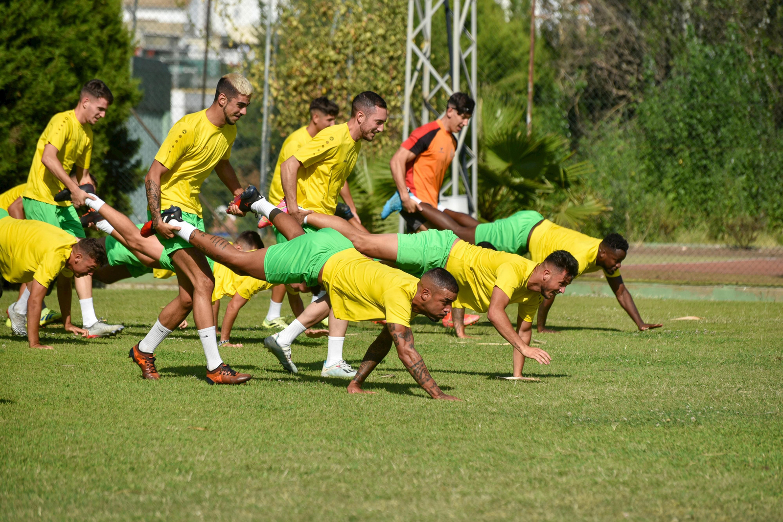 Los futbolistas hacen un ejercicio en el primer entrenamiento de la Unión.