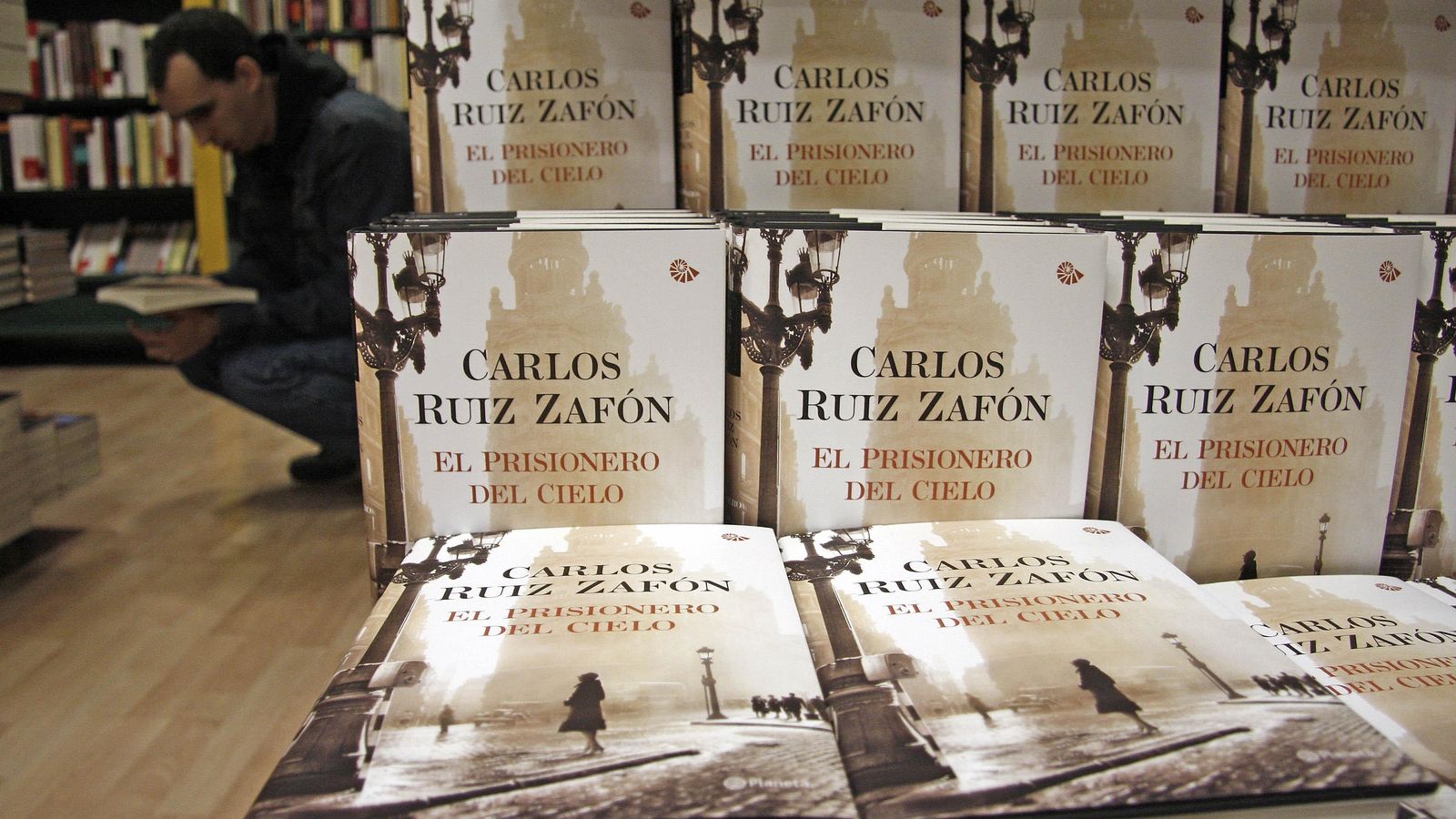 Ejemplares de 'El prisionero del cielo' aguardaban la llegada de los lectores.