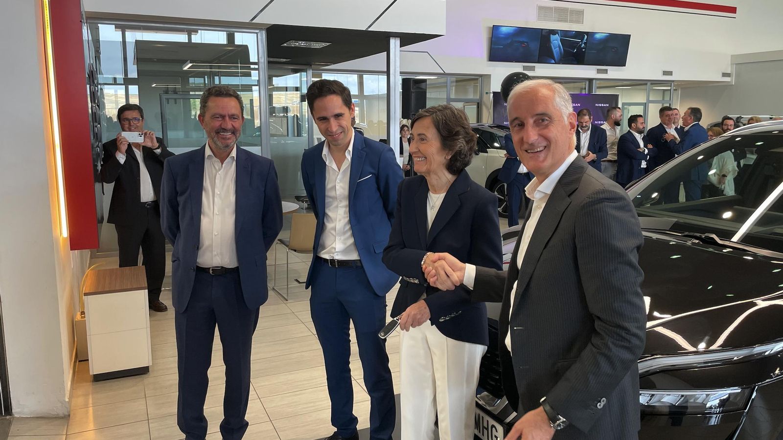 El CEO de Nissan Motor Ibérica entregó las llaves de su Qashqai e-Power a Rosa Aguilar, en presencia de los directivos de CATAC.