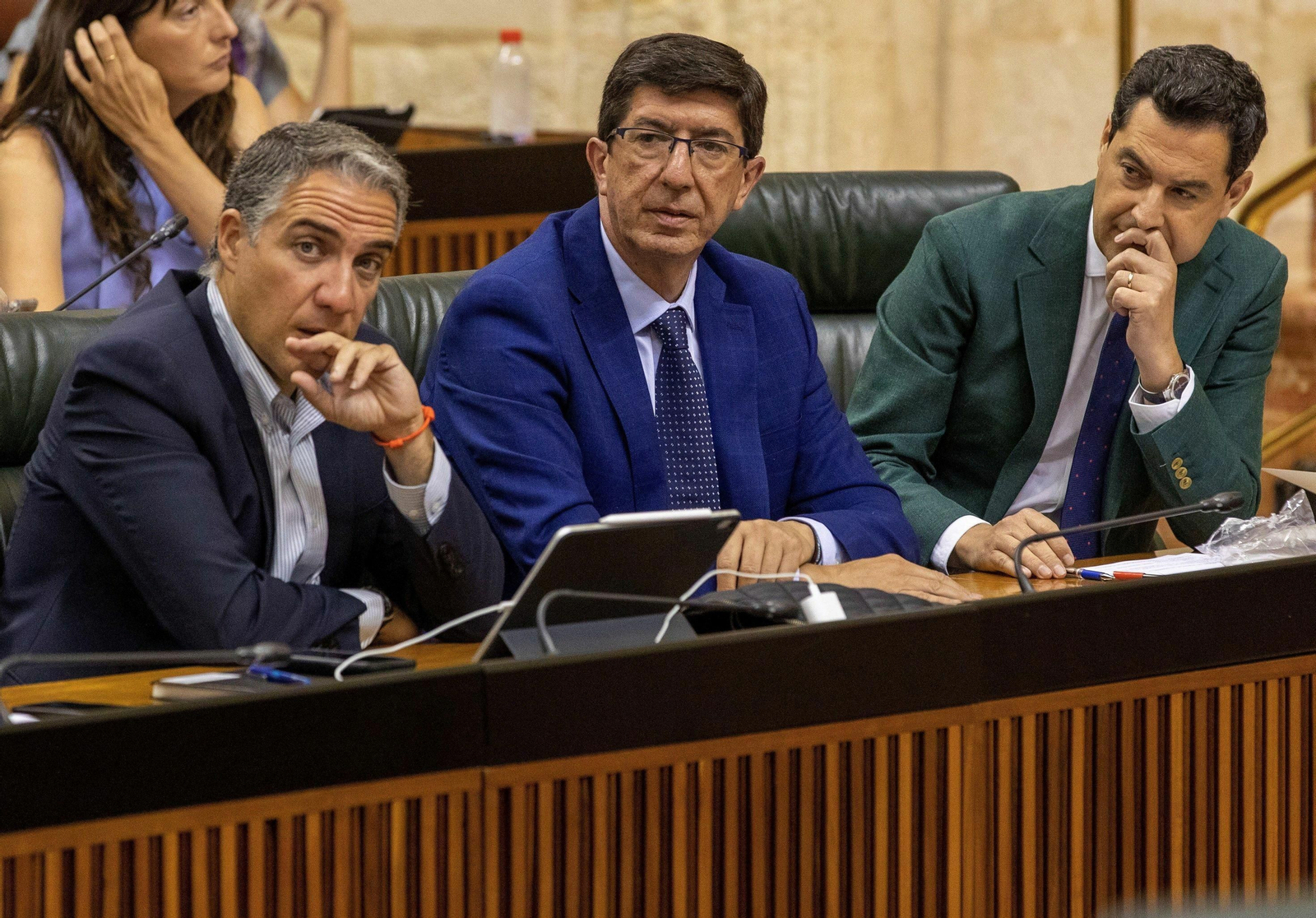 Juanma Moreno, Juan Marín y Elías Bendodo, en la bacada del Gobierno del Parlamento.