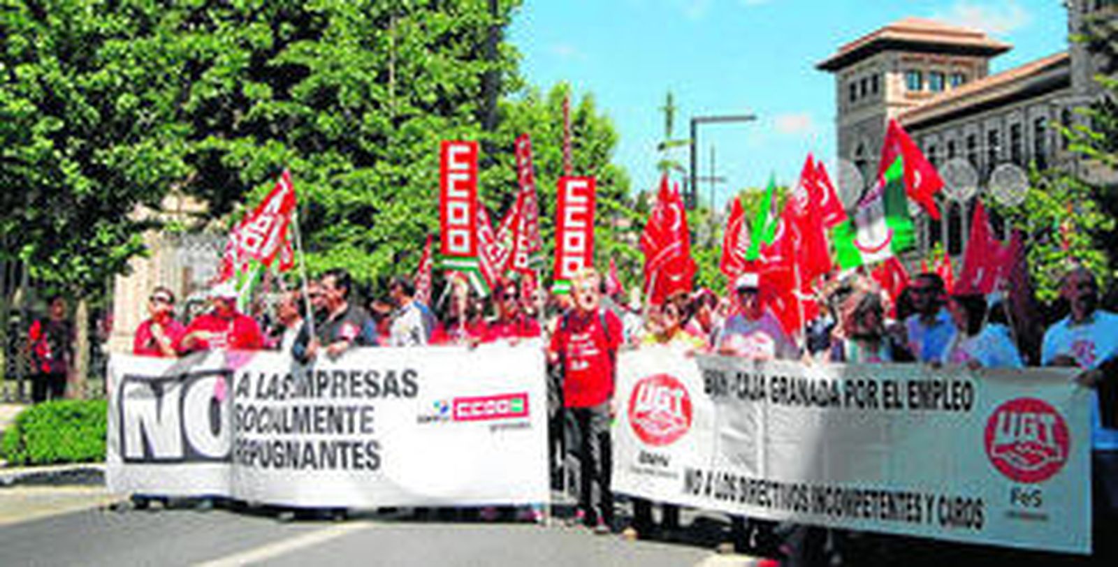Un momento de la manifestación ayer de los trabajadores de BMN-CajaGranada.