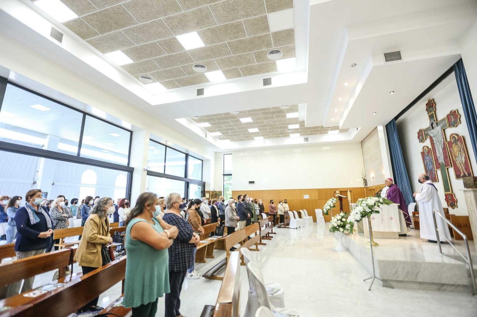 Eucaristía oficiada por el obispo de Cádiz, Rafael Zornoza, en el cementerio mancomunado este martes.
