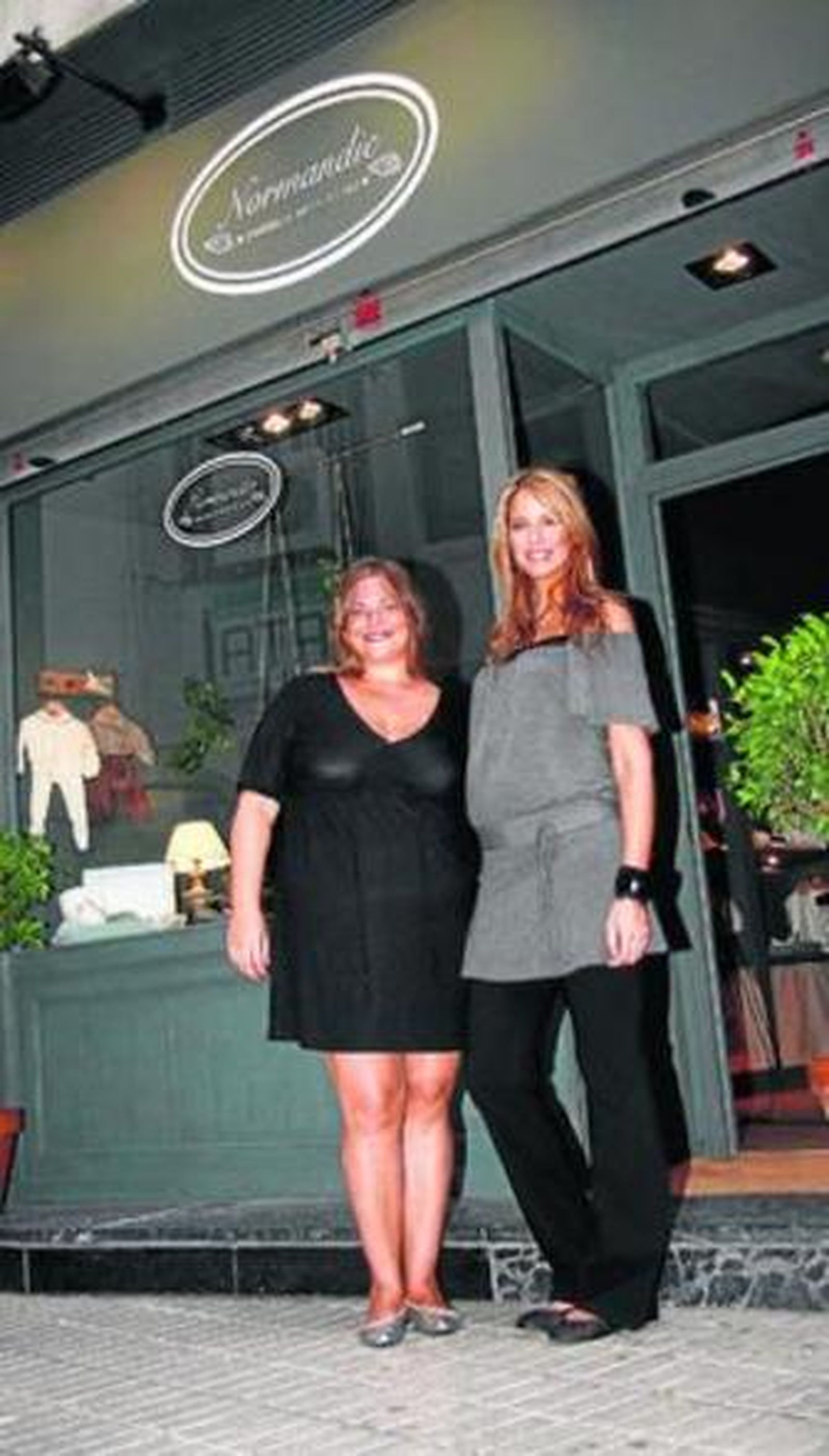 Caritina se mostró encantada con la ropa de bebés.