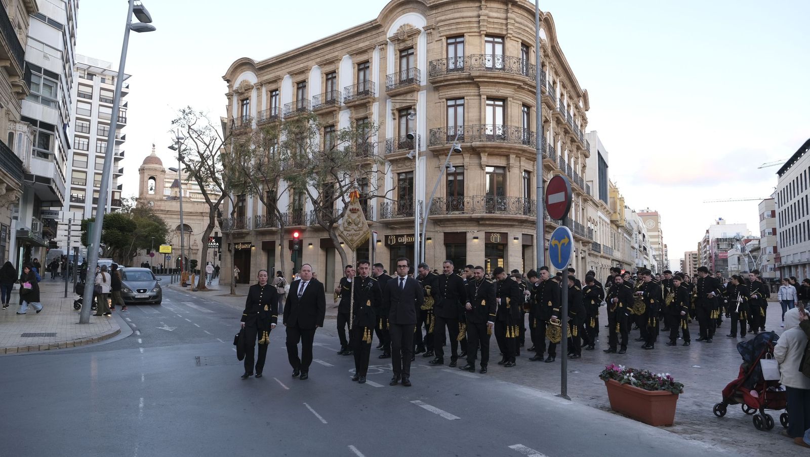 La Banda de Cornetas y Tambores Nuestra Señora del Carmen arropa al Cristo de Medinaceli, en imágenes