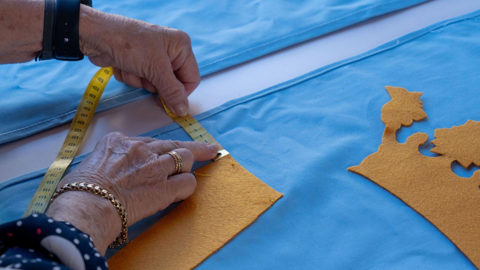 Mujeres durante los talleres de decoración.