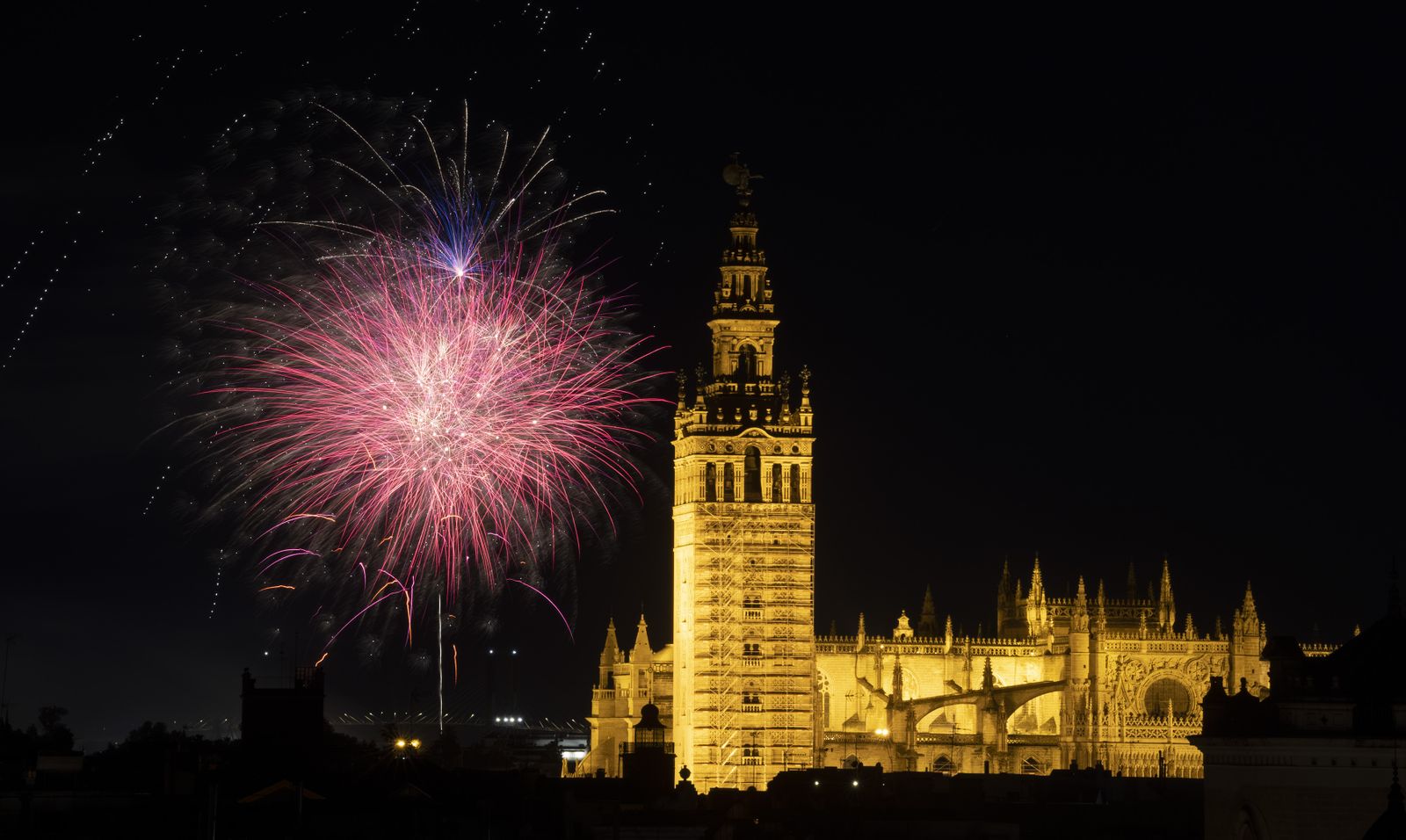 El espectáculo de fuegos artificiales de la Feria de Sevilla  2023