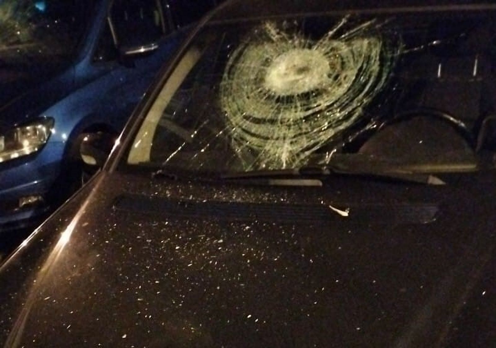 Revientan con un mazo las lunas de 8 vehículos estacionados en la avenida Pery Junquera de San Fernando.