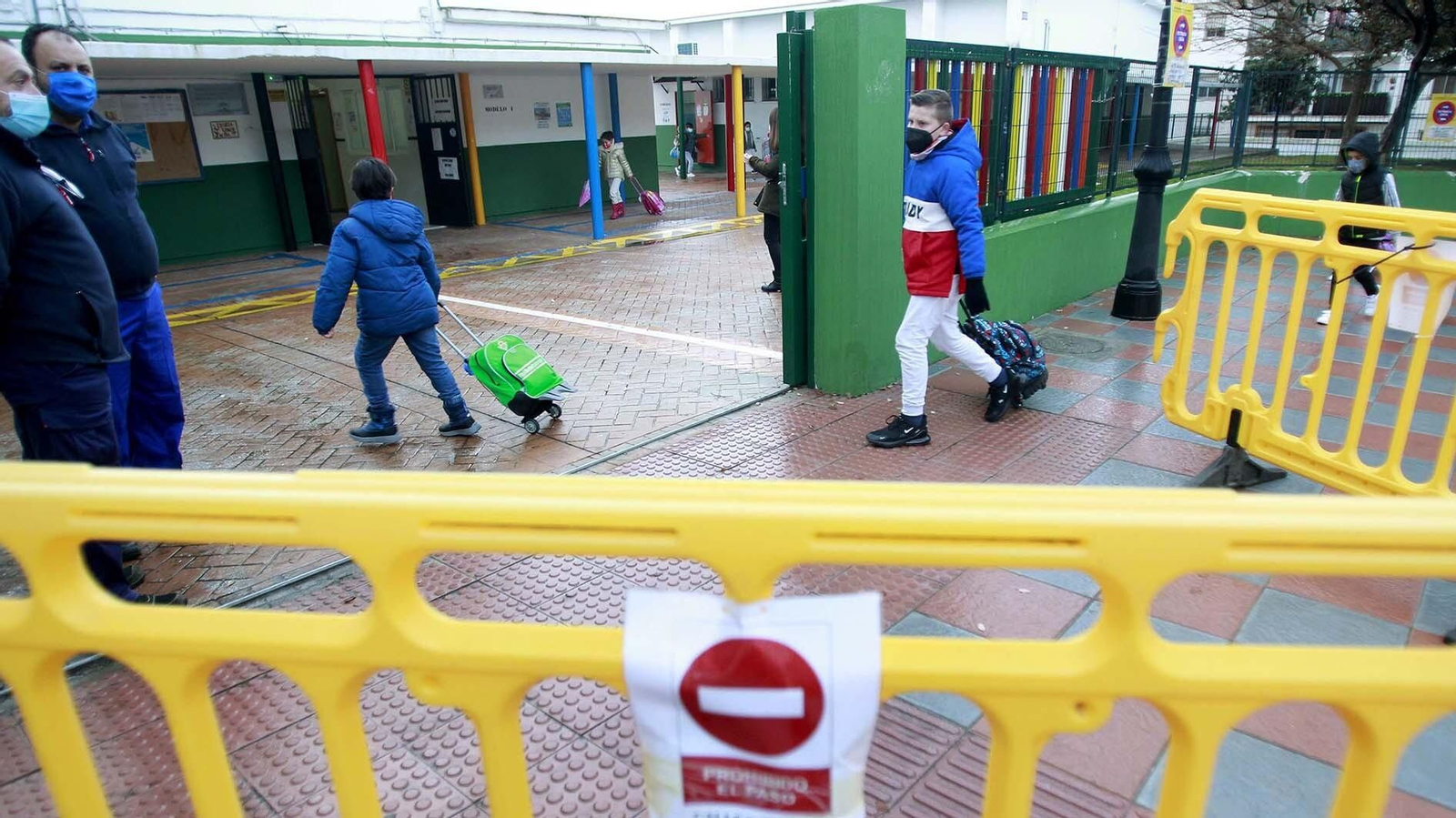 Entrada al colegio San Isidro Labrador en Los Barrios