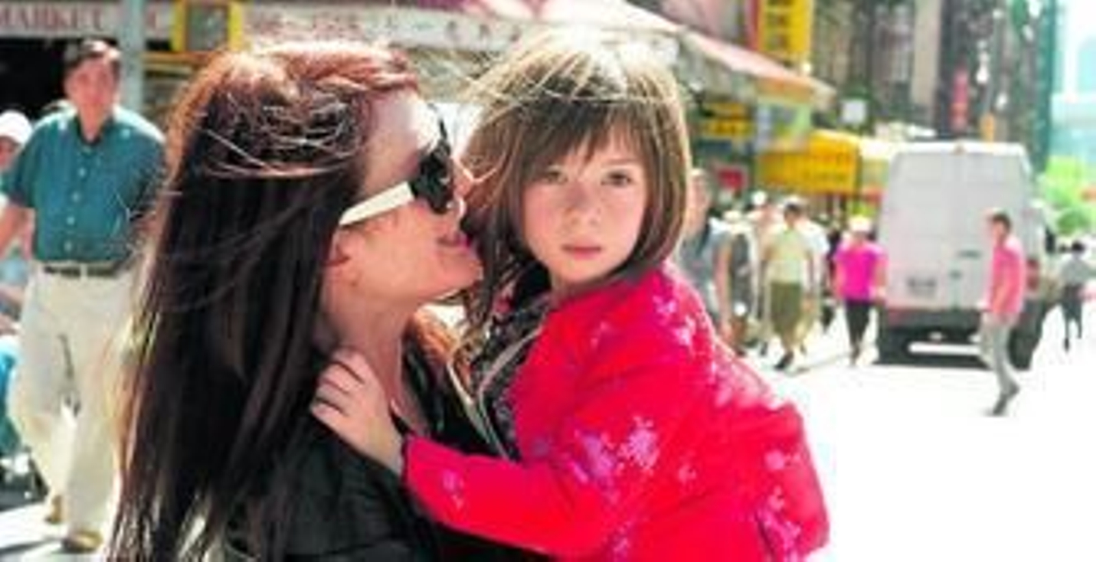 Julianne Moore interpreta a la egoísta madre de la niña, Onata Aprile, la mayor estrella de esta película.