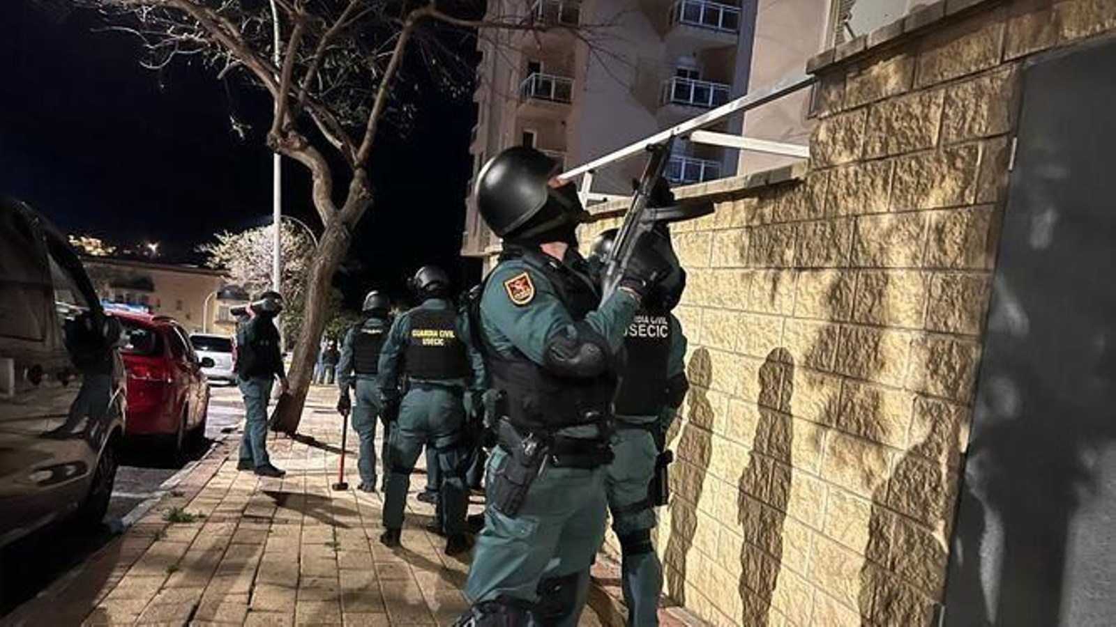 Efectivos de la Guardia Civil, durante una operación, en una imagen de archivo Efectivos de la Guardia Civil, durante una operación, en una imagen de archivo