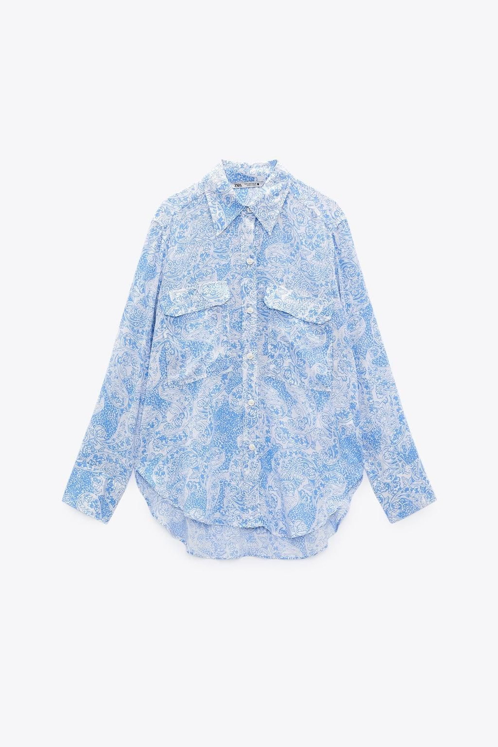 Blusa con estampado celeste de Zara.