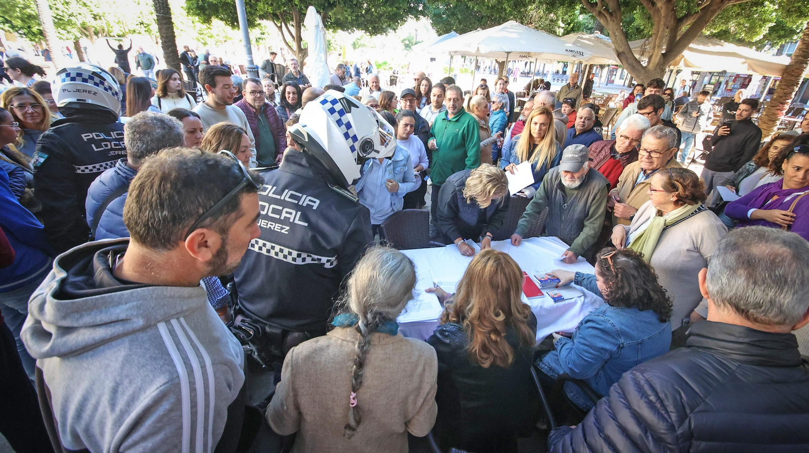 Colas en el  reparto de los bonos descuento para bares en Jerez