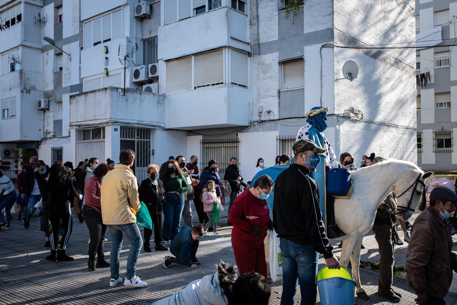 La visita de los Reyes Magos a los barrios de Huelva en imágenes