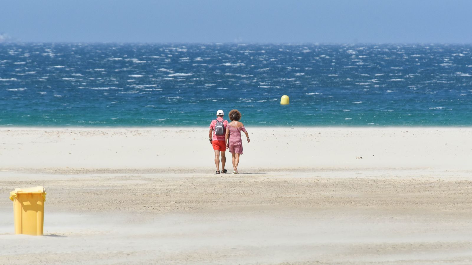 Un día de levante fuerte en Tarifa, en imágenes