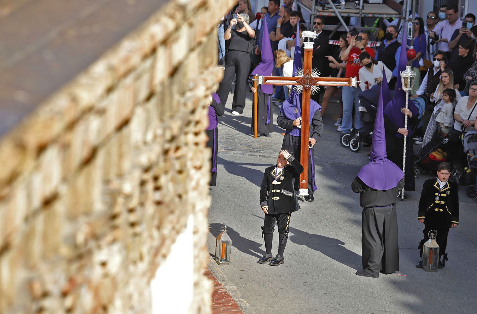 La Hermandad del Descendimiento en su recorrido por las calles de Huelva el Viernes Santo