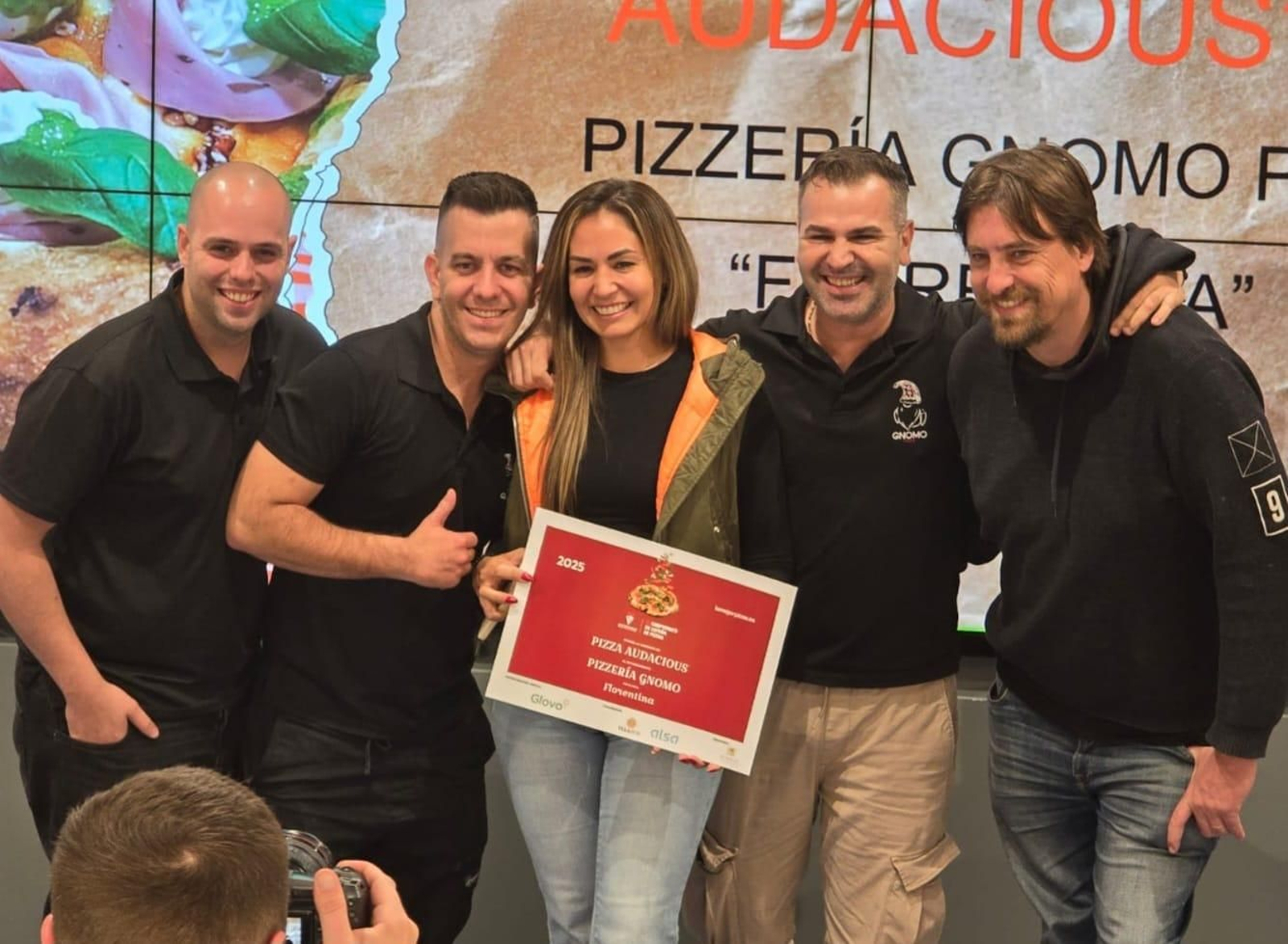 El equipo de la pizzería Gnomo, junto a su recién ganado premio.