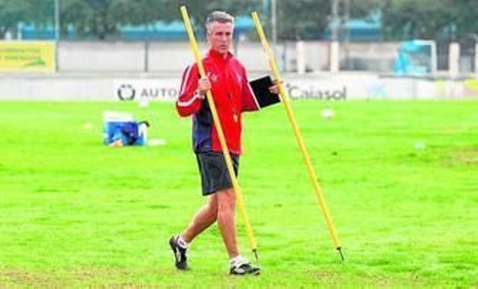 Ceballos porta dos picas en un entrenamiento en la Ciudad Deportiva.