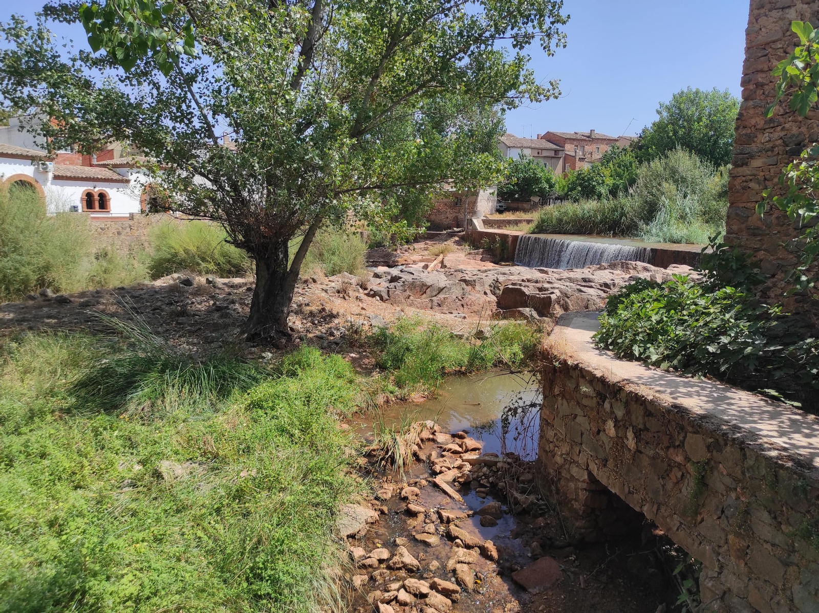 Disfruta de un paseo a orillas del río Guadalimar lleno de arte y rincones únicos.