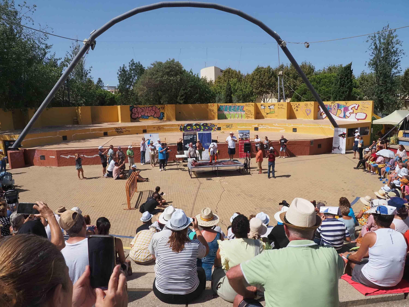 Las espectaculares imágenes del ronqueo de un atún en Isla Cristina
