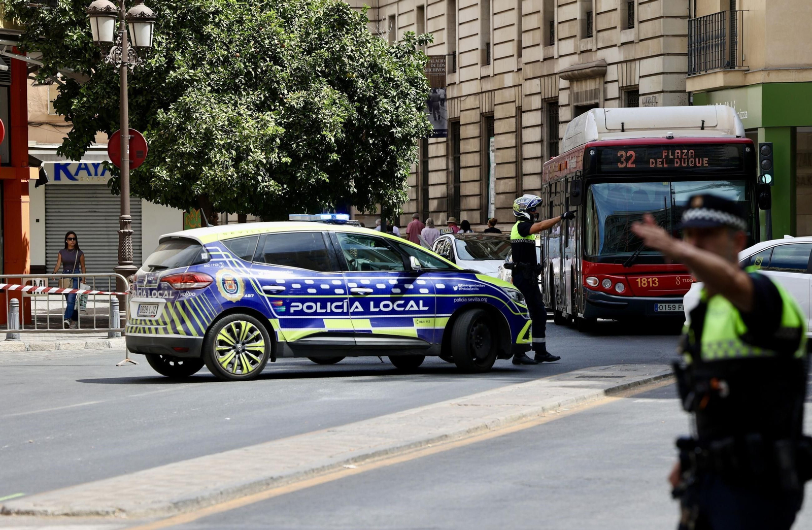 La Policía Local desviando el tráfico.