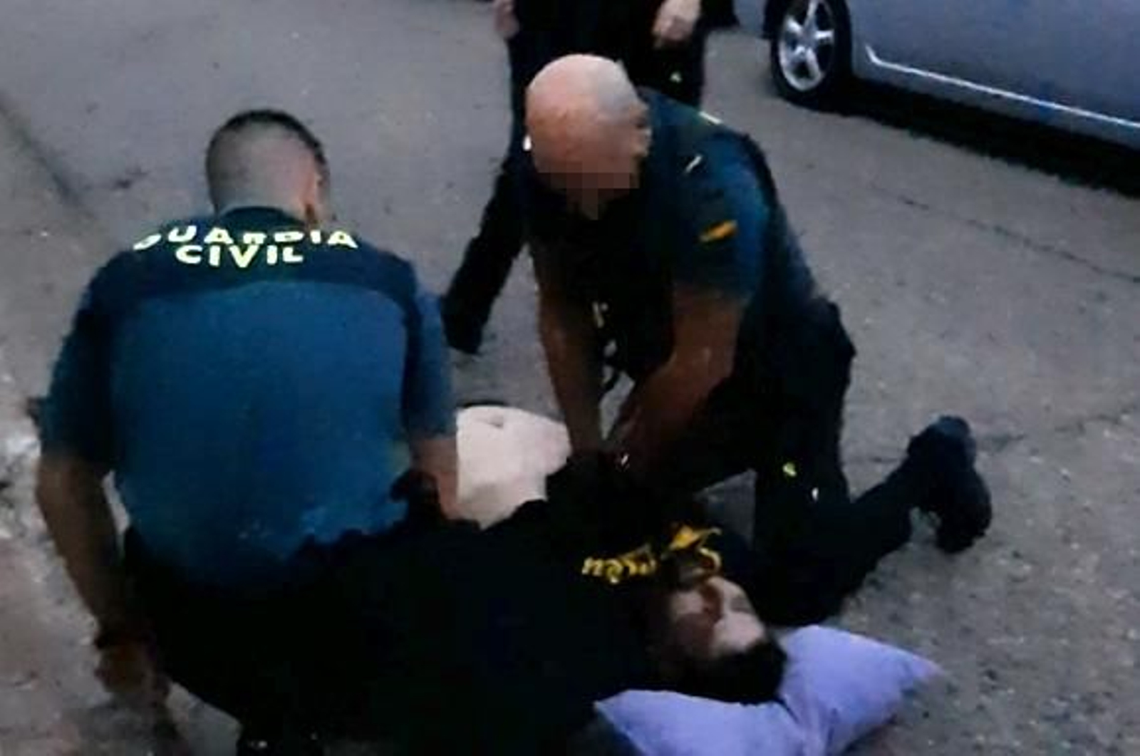 Agentes de la Guardia Civil, en una operación de archivo.