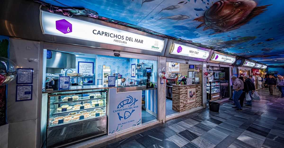 Este es el mercado de abastos de Cádiz al que van los gaditanos: tiene un rincón gastronómico con siete puestos para tapear sin turistas